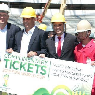 La FIFA visita estadios en medio de incertidumbre