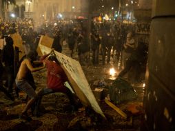 Anarquistas realizan saqueos y distintos disturbios en la ciudad. AP /