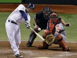 Al cierre del noveno vino el batazo de oro del venezolano Lobatón, para dejar tendidos en la grama a los Medias Rojas. AP /