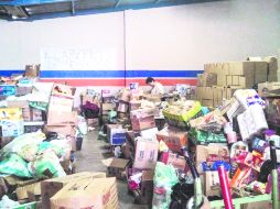 Doña Gloria Ventura, sin otro interés que el de ayudar, maneja los productos donados para damnificados por los meteoros. ESPECIAL /