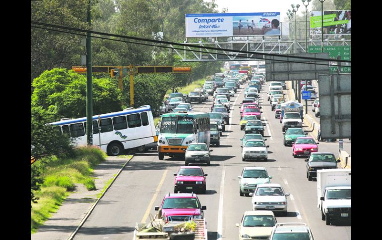 La carga vehicular del periférico. Sólo la 380 recorre 68 kilómetros diarios en cada vuelta a la vía. EL INFORMADOR /