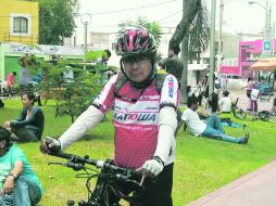 Alejandro González aprovecha la Vía RecreActiva para hacer ejercicio sobre su bicicleta. EL INFORMADOR /