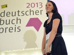La escritora húngara Terezia Mora recibe en Fráncfort el Deutscher Buchpreis de 2013. EFE /