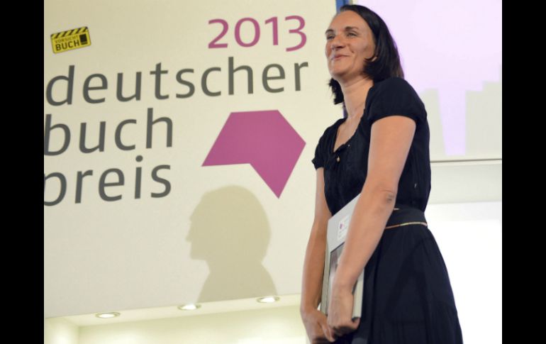La escritora húngara Terezia Mora recibe en Fráncfort el Deutscher Buchpreis de 2013. EFE /