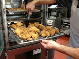 La salmonela es un agente patógeno que contamina carne durante la matanza y procesamiento. EFE /