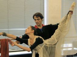 El bailarín Ígor Yebra junto a la bailarina Natalia Balahnicheva, durante el ensayo de ''Romeo y Julieta''. EFE /