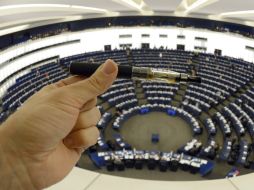 La Eurocámara vota una directiva que pretende alejar a jóvenes del tabaco. EFE /