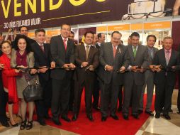 El gobernador Aristóteles Sandoval (centro, de café) encabezó la inauguración del Minerva Fashion 2013.  /