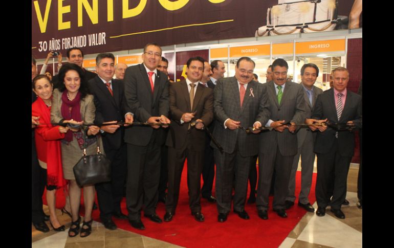 El gobernador Aristóteles Sandoval (centro, de café) encabezó la inauguración del Minerva Fashion 2013.  /