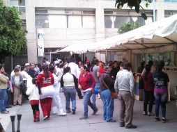 Los pacientes deben esperar a la intemperie durante algunas horas antes de ser llamados a consulta.  /