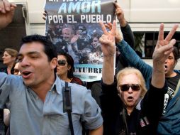 Argentinos reaccionan ante la noticia de que la presidenta argentina se recupera, para bien, de la cirugía que se le practicó. AP /