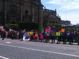 Alrededor de 300 pepenadores, adscritos a la CROC, se manifiestan a  las afueras del Palacio Municipal de Guadalajara.  /