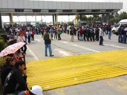 Maestros de la CNTE siguen con sus protestas contra la reforma educativa; hoy tomaron la caseta de cobro San Marcos Huixtoco-Chalco. SUN /