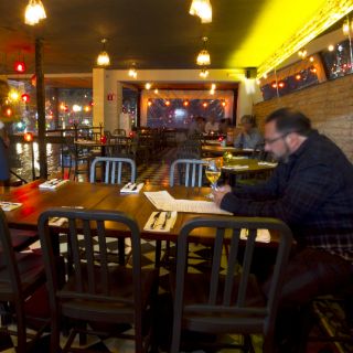 Michou y Mau, lleva la ayuda en la mesa