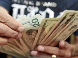 La divisa se compra en un mínimo de 12.69 pesos. ARCHIVO /