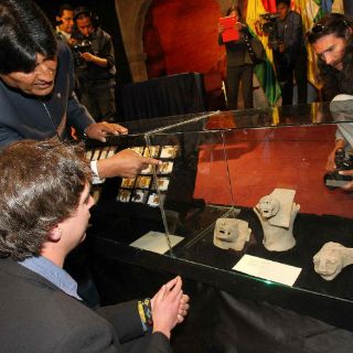 Arqueólogos presentan piezas precolombinas halladas en el lago Titicaca