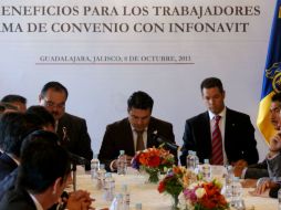 El mandatario estatal (c) afirmó que el acuerdo permitirá el acceso a los créditos de vivienda a los trabajadores de 103 municipios. ESPECIAL /