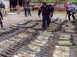 Encuentran 241 granadas antitanque enterradas en el patio de una casa que funcionaba como carpintería. EFE /