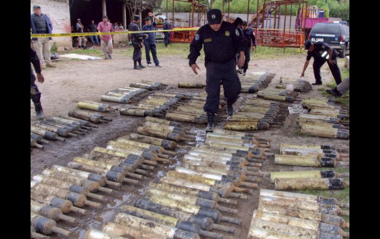 Encuentran 241 granadas antitanque enterradas en el patio de una casa que funcionaba como carpintería. EFE /