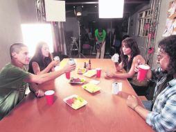 Los cuatro voluntarios fueron rompiendo el hielo conforme bebían. Al final, sólo uno de ellos habría 'librado' al alcoholímetro. EL INFORMADOR /