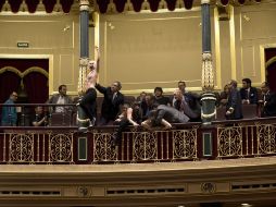Tres miembros del movimiento feminista Femen interrumpieron el pleno del Congreso español semidesnudas. AP /
