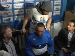 Un 'hincha' le quitó la camiseta del equipo y lo obligó a salir. ESPECIAL /