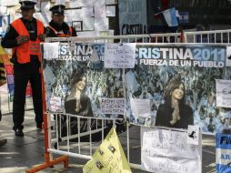 Policías resguardan la entrada a la clínica en donde se encuentra en recuperación la mandataria argentina, Cristina Fernández. EFE /