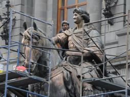 El INAH dio a conocer que la escultura ecuestre de Carlos IV fue dañada en un 50 por ciento debido a un mal proceso de restauración. ESPECIAL /
