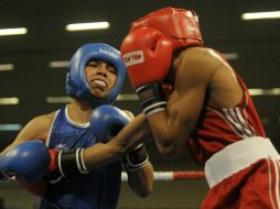 Joselito Velázquez (azul) es una de las cartas fuertes del equio mexicano de boxeo. ARCHIVO /
