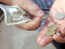 El comportamiento del peso ante el dólar se debe a la entrada de capital hacia bonos a corto plazo. ARCHIVO /