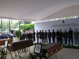 Los féretros de los tres policías fueron colocados al centro del patio.  /