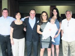 FAMILIA. Luis Carlos, Leticia y Roberto Villeda, Ana Cristina Alarcón, Marcelo, Leticia y Luis Villeda.  /