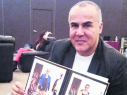 DE LARGA TRAYECTORIA Y ALCANCES. El mexicano, sostiene las imágenes de su colección primavera-verano 2014.  /