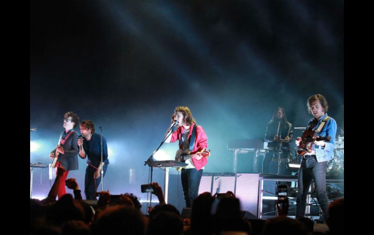 Too Young, Girlfriend, S. O. S. in Bel Air y Run Run Run lograron destacar por la impecable interpretación del vocalista Thomas Mars.  /