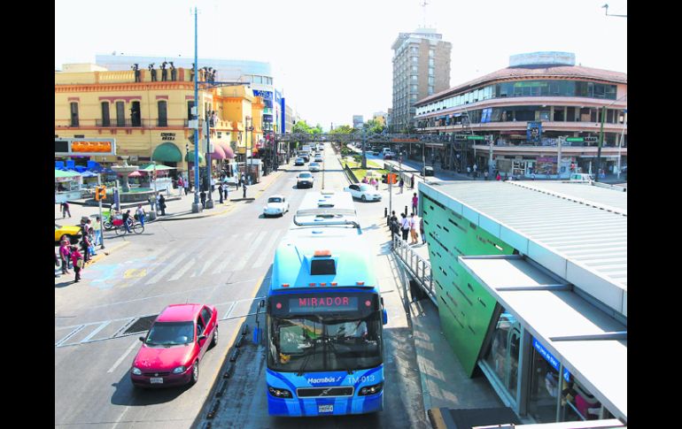 Sistema actual. El BRT de Calzada Independencia corre exclusivamente por los carriles centrales de esta vía.  /