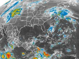 El sistema, localizado 320 km al sur-suroeste de Acapulco, tiene altas probabilidades de desarrollo ciclónico en las próximas 48 horas. ESPECIAL /