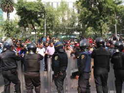 Miembros del CNTE y del Frente Popular Francisco Villa, realizaron plantones frente a las sedes de la embajada de EU. NTX /