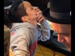 En el video es visible el dolor que le provoca cuando le martillan la mano. ESPECIAL /