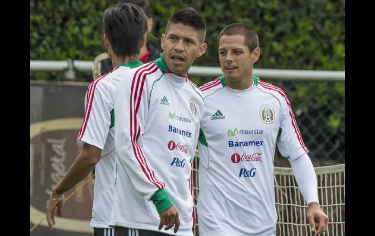 Oribe Peralta y Javier Hernández podrían ser la dupla ''matona'' contra los centroamericanos. AFP /