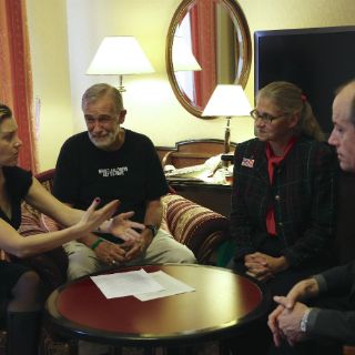 Snowden recibe premio de otros filtradores de secretos