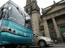 Debido a la construcción de la nueva línea del Tren Ligero habrá un reacomodo de rutas del transpote público. ARCHIVO /