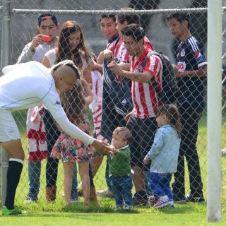El 'Bofo' es bien recibido por la afición de Chivas