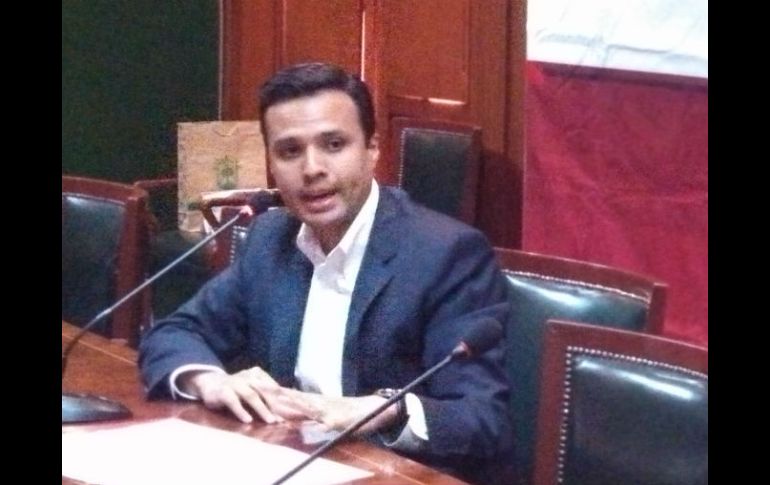 Héctor Robles lamenta las afectaciones provocadas por el derrumbe.  /