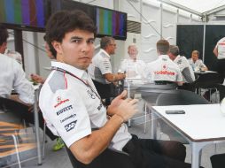 Sergio Perez  toma un descanso en la sala de recepción, en el circuito de Suzuka. EFE /