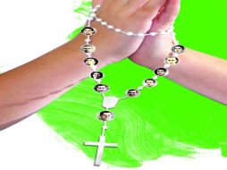 Rezos, plegarias, amuletos, todo se vale en una noche de ganar o ganar.  /