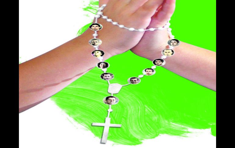 Rezos, plegarias, amuletos, todo se vale en una noche de ganar o ganar.  /