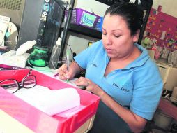 Una mujer en la Entidad debe hacer frente a sus gastos con un sueldo de apenas cuatro mil 500 pesos al mes, en promedio.  /