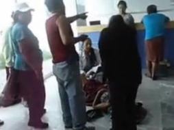 La molestia e impotencia de los familiares de la mujer son evidentes en el video que muestra el acontecimiento. ESPECIAL /