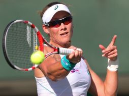 La australiana Samantha Stosur  regresa un pase ala japonesa Misaki Doi antes de ganarle por parciales de 6-1, 3-6 y 6-3. AFP /