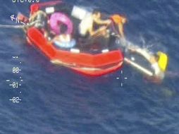 Imagen tomada de un video, muestra el rescate en un pequeño bote. AP /